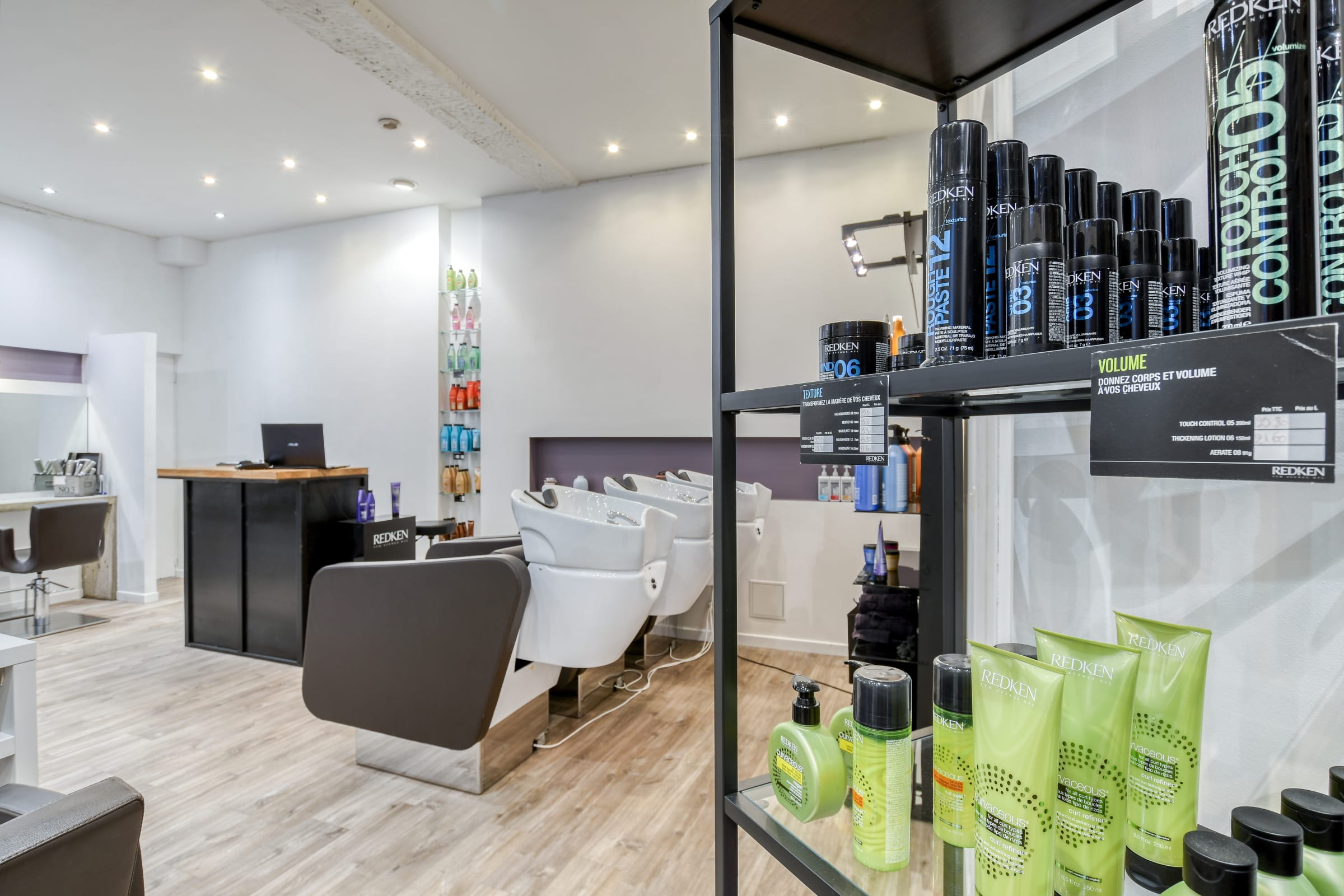 Vitrine de produits coiffants devant l’espace shampoing