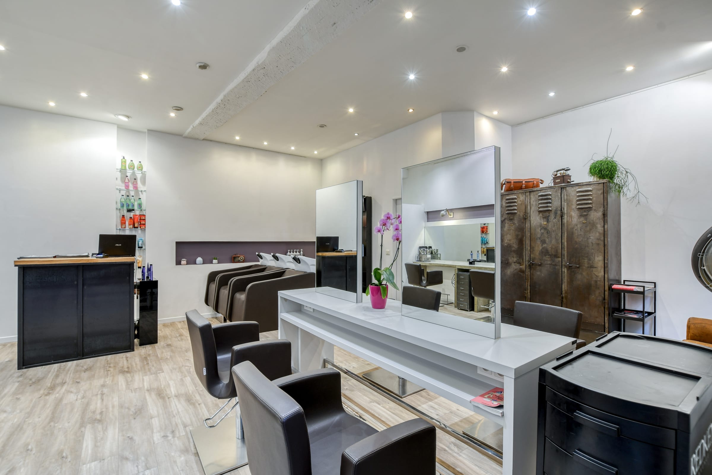 Salon lumineux avec accueil, bacs et postes de coiffage